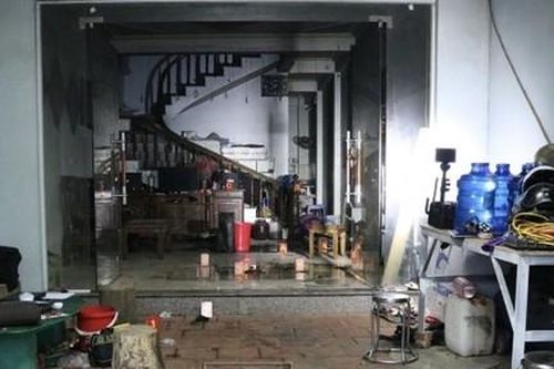 Mâu thuẫn gia đình, chồng tưới xăng đốt chết vợ và 2 con