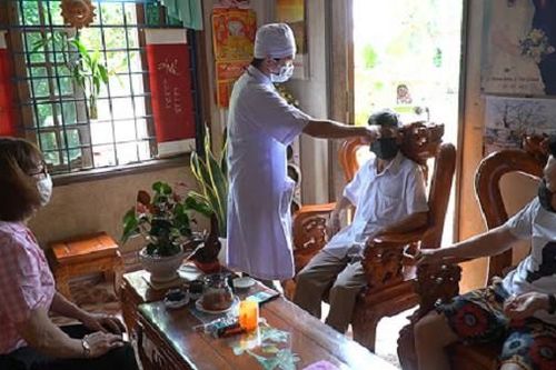 Người đang bị cách ly tại nhà có được tiếp xúc với người thân?