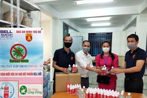 Tặng gần 1.000 chai nước rửa tay diệt khuẩn cho các khu vực 'nóng' về dịch Covid-19