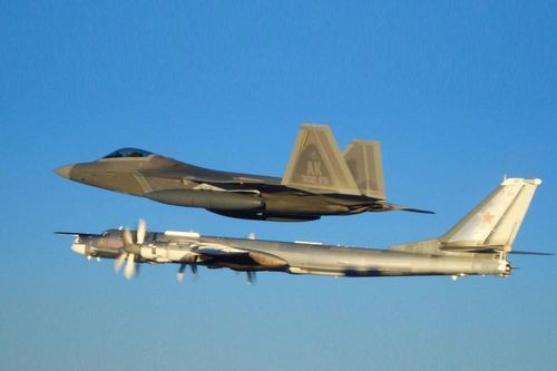 'Chim ăn thịt' F-22 Mỹ áp sát 'gấu bay khổng lồ' Tu-142 Nga