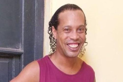 Ronaldinho thoải mái uống rượu trong tù