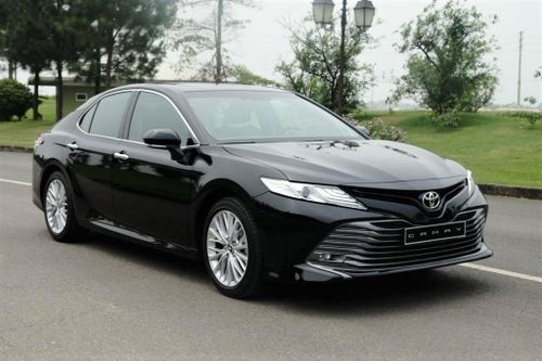 Tôi nên mua Toyota Camry hay Mercedes-Benz C 180?