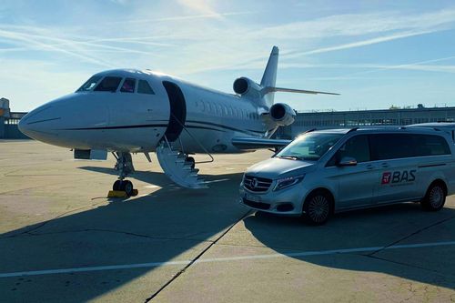 Đại gia châu Âu thuê máy bay riêng tới Mỹ vì lệnh cấm của ông Trump