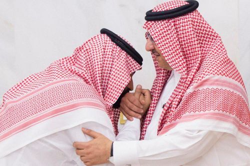 Thái tử Saudi từng hôn tay anh họ đang đối mặt tử hình vì mưu phản