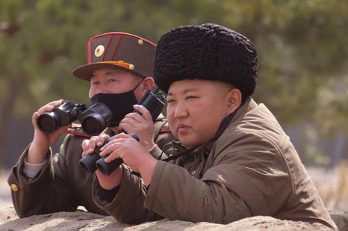Ông Kim Jong Un không đeo khẩu trang đi thị sát tập trận pháo binh