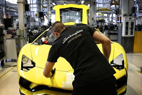 Lamborghini dừng sản xuất, Ferrari hoạt động bất chấp dịch Covid-19