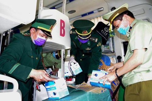 Chở thuê 30.000 chiếc khẩu trang qua biên giới