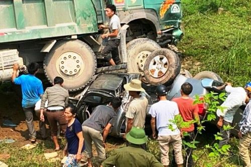 Người dân giải cứu kịp thời 3 người nguy kịch mắc kẹt trong ca bin xe bán tải