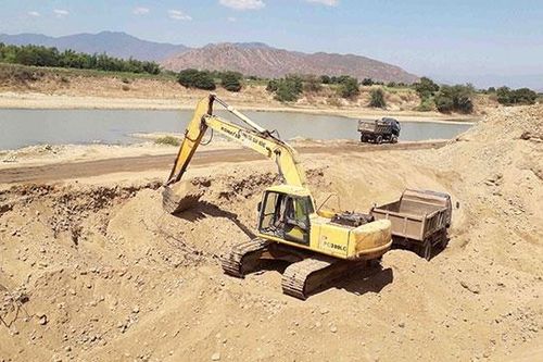 Tạm dừng khai thác cát khu vực Kè chống sạt lở bờ sông Dinh