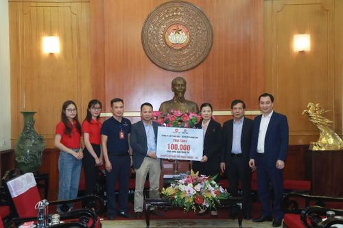 Mặt trận tiếp nhận 100.000 chai nước tinh khiết hỗ trợ phòng chống dịch Covid-19