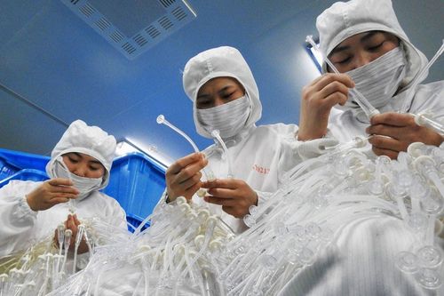 Chật vật đối phó với Covid-19, Mỹ quyết định miễn thuế một số sản phẩm y tế của Trung Quốc