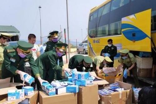 Hà Tĩnh: Bắt xe khách vận chuyển trái phép gần 30 nghìn khẩu trang sang Lào