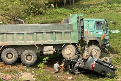 Xe bán tải bẹp dúm dưới xe hổ vồ, 3 người thoát chết hi hữu