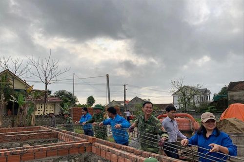 Đoàn viên thanh niên mang tổ ấm đến người nghèo