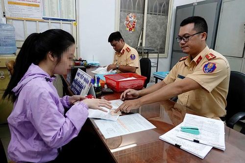 Thời Covid-19, nộp phạt vi phạm giao thông trực tuyến, nhận giấy tờ tại nhà