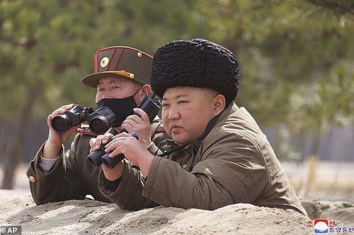Nhà lãnh đạo Triều Tiên Kim Jong-un tham gia cuộc tập trận pháo binh