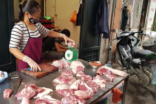 Thịt lợn chợ truyền thống: Ngóng từng giờ vẫn chưa giảm giá