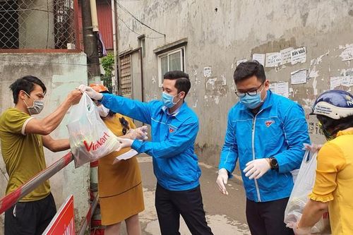 Ấm lòng thanh niên tình nguyện mang nhu yếu phẩm cho người dân bị cách ly