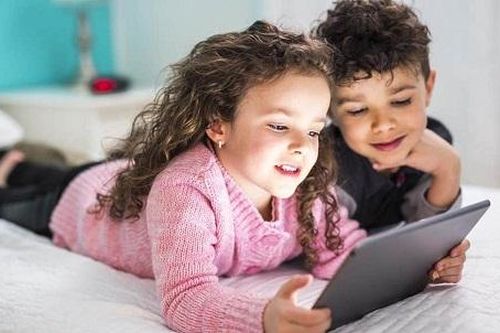 Trẻ 5 tuổi sử dụng công nghệ nhiều tác động đến khả năng đọc, viết ra sao?