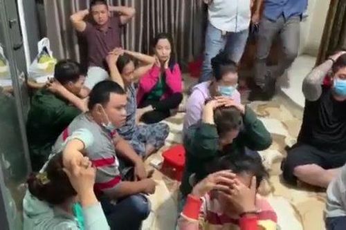 Phá sòng bạc hàng chục tay chơi ở Sài Gòn, thu 2 khẩu súng đầy đạn