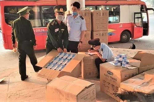 Bắt giữ hơn 90.000 khẩu trang y tế chuẩn bị xuất qua biên giới