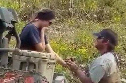 'Nổi sóng' mạng: Màn cầu hôn giữa bùn lầy 'em có muốn mắc kẹt cả đời với anh không?' gây bão