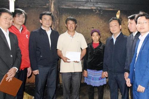Bắc Hà: Thăm hỏi hộ người Mông xã Lùng Cải bị cháy nhà