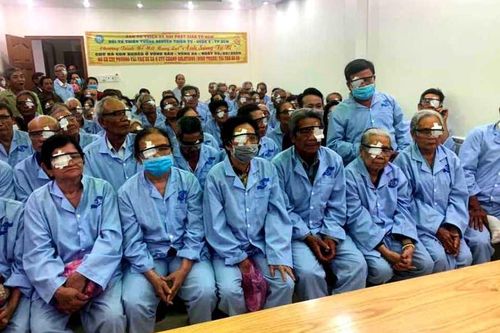 Tài trợ phẫu thuật ghép thủy thể nhân tạo