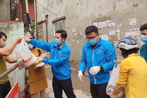 Phường Dịch Vọng hỗ trợ người dân cách ly vì dịch Covid-19