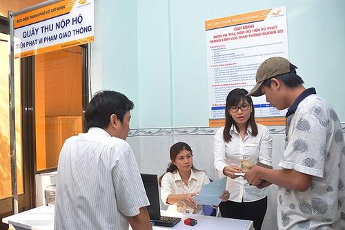 Từ ngày 13-3, người dân có thể chọn nhận lại giấy tờ bị giữ do vi phạm giao thông qua bưu điện