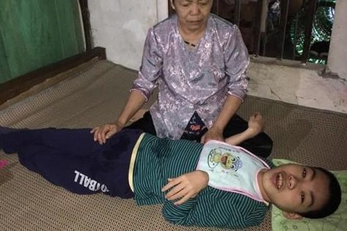 Bố mất, mẹ đi lấy chồng xa, con trai tật nguyền sống lắt lay cùng ông bà nội bệnh tật