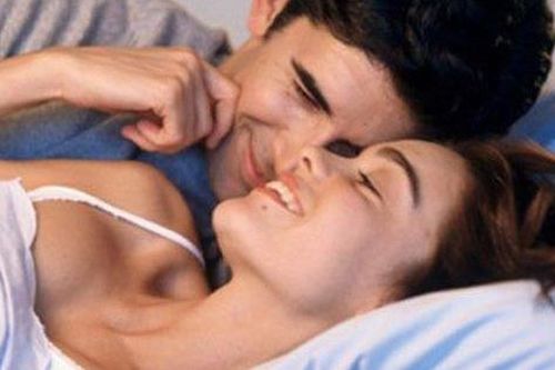 Hành động vợ giả vờ khiến chồng phấn khích
