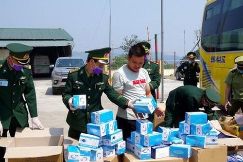 Bắt quả tang vận chuyển 30 nghìn chiếc khẩu trang trái phép sang Lào