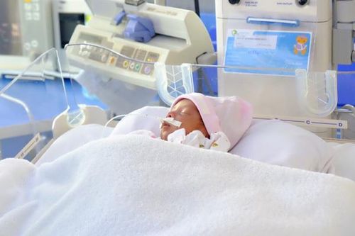 Nuôi sống bé sinh non nặng 800g