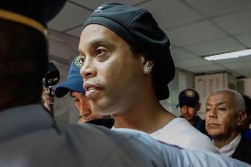 Tù nhân tranh giành Ronaldinho để đá giải futsal