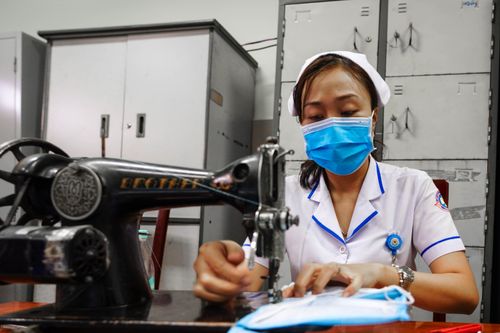 Gần 30 ngày may khẩu trang tự phục vụ của bệnh viện tại TP.HCM