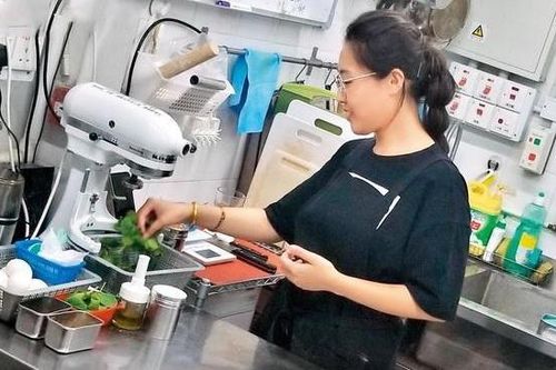 Sao nữ TVB làm phục vụ tại nhà hàng để kiếm sống