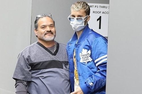 Justin Bieber đeo khẩu trang đến trung tâm y tế