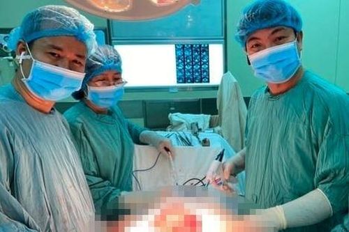 Lấy khối u 9 kg trong bụng người phụ nữ 68 tuổi