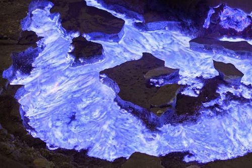 Vẻ đẹp của ngọn núi phun lửa màu xanh dương ở Indonesia