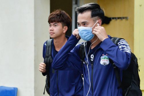 Văn Toàn đeo khẩu trang đến buổi tập làm quen sân Hàng Đẫy