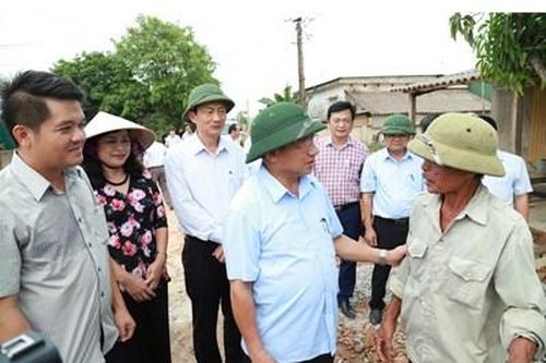 KỀ VAI CÙNG 'NGƯỜI VÁC TÙ VÀ HÀNG TỔNG'
