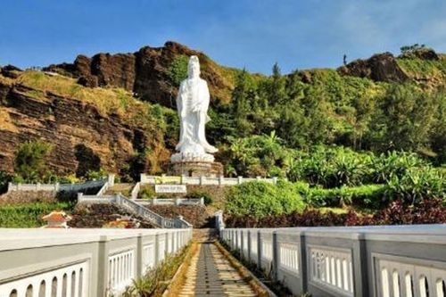 Chùa Đá trời sinh trên đảo Lý Sơn