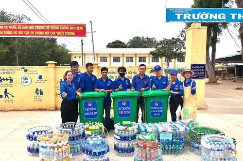 'Phù phép' rác thải nhựa thành bồn hoa, thùng đựng rác