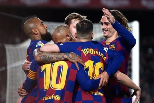 Sợ Covid-19, Barcelona tạm 'giải tán' toàn đội