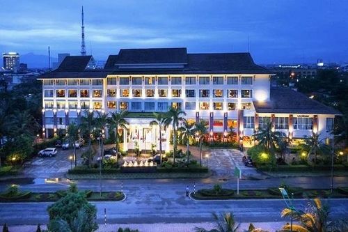8 du khách Anh bay cùng nữ tiếp viên dương tính Covid-19 đã ở nhiều khách sạn