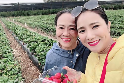 Cát Tường 42 tuổi vẫn bị mẹ 'kìm kẹp', thức đến 4 giờ sáng đợi cửa