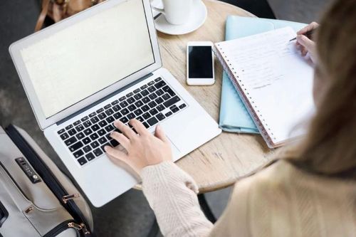 LHQ cùng nhiều tổ chức và tập đoàn yêu cầu nhân viên làm việc tại nhà