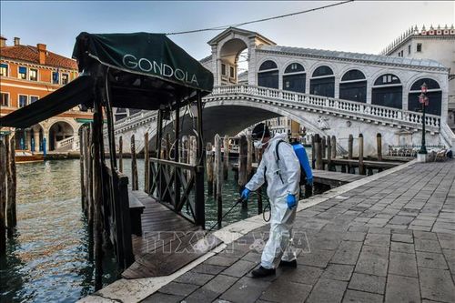 Italy đạt thỏa thuận đảm bảo an toàn cho công nhân trước dịch COVID-19