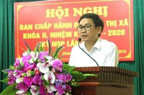 Con trai Bí thư không có bằng đại học: Người vợ cũng khai man hồ sơ